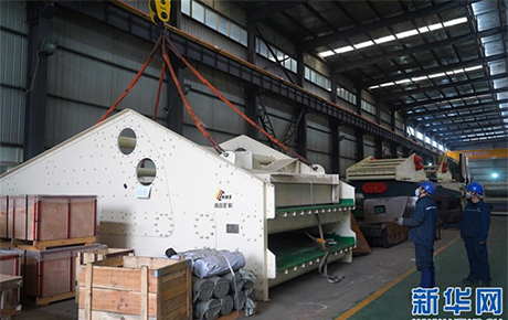 新華社記者報(bào)道: 南昌礦機(jī)復(fù)產(chǎn)復(fù)工，大型礦山機(jī)械設(shè)備發(fā)往東歐